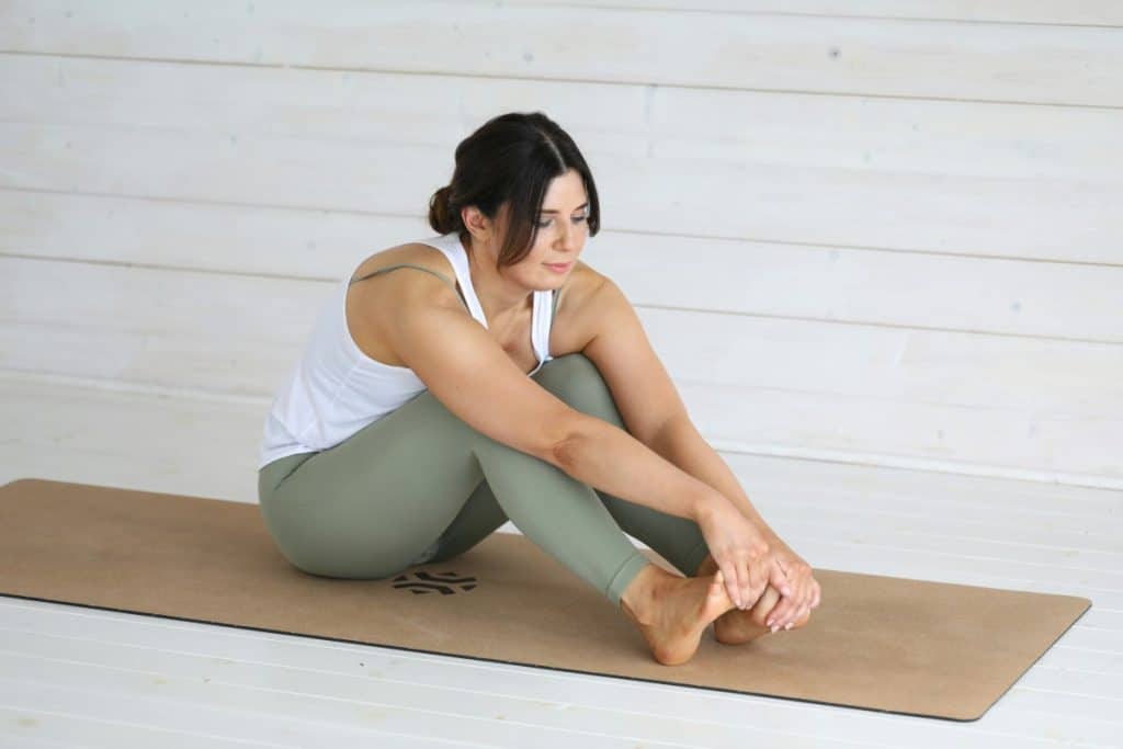 Femme pratiquant des exercices de gym douce lors d'un cours à Rouen pour entretenir sa mobilité, son équilibre et son bien-être.